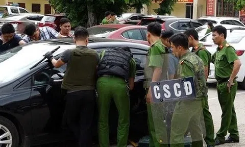 Bắt giữ kẻ cầm dao xông vào trụ sở công an gây rối